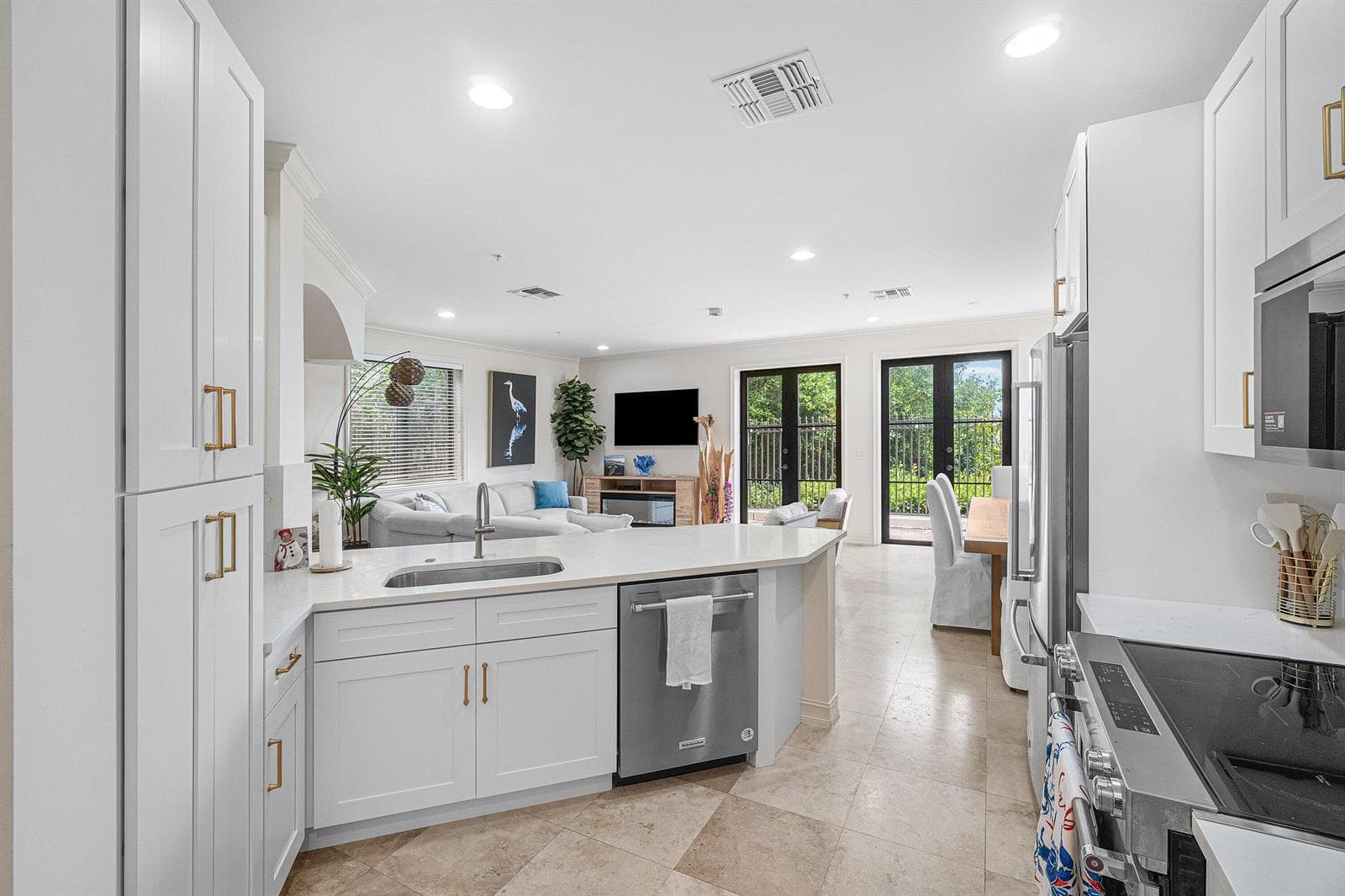 910 VIA VILLAGIO photo 24