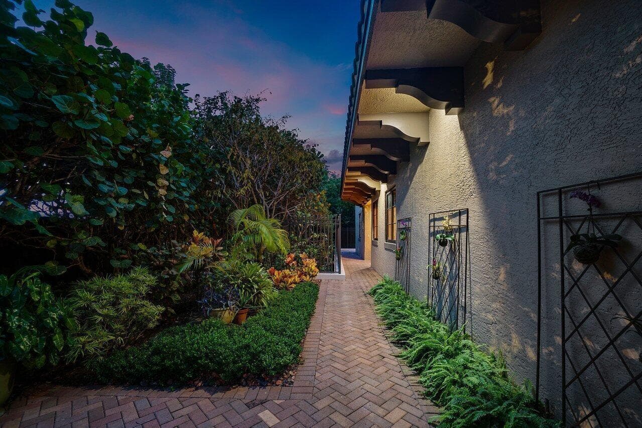 910 VIA VILLAGIO photo 8