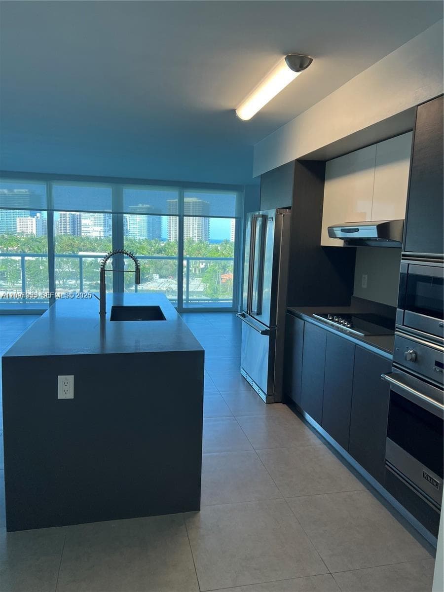 9821 E Bay Harbor Dr 805 photo 1