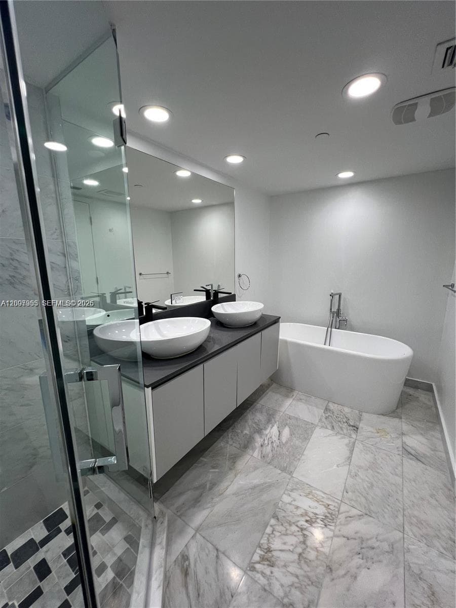 9821 E Bay Harbor Dr 805 photo 19