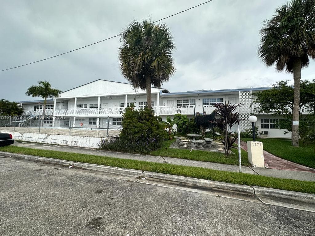 1471 NE 170th St 121A photo 1