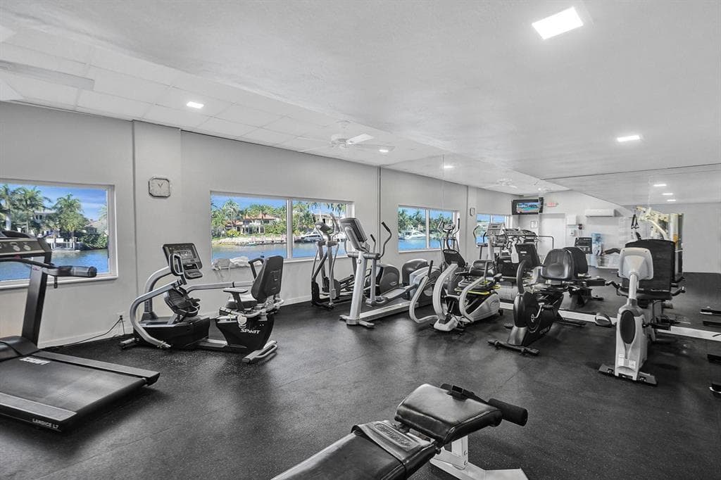 1050 HILLSBORO MILE 805W photo 16
