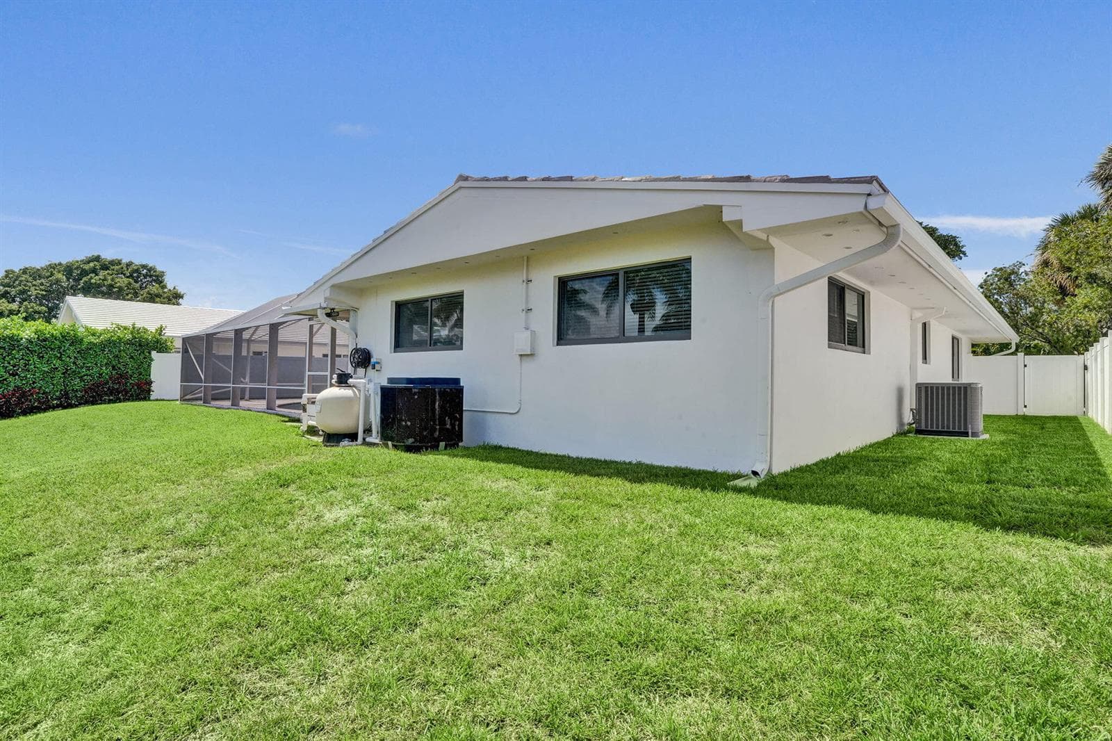 5820 NE 14th Way photo 4