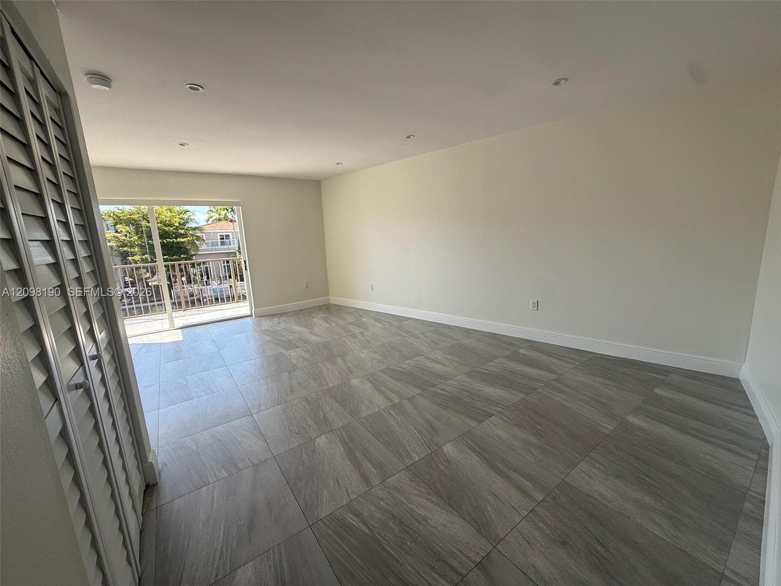 3948 NE 169th St 305 photo 9