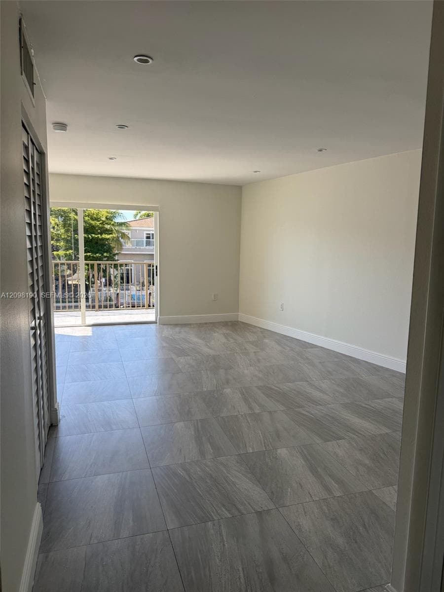 3948 NE 169th St 305 photo 10