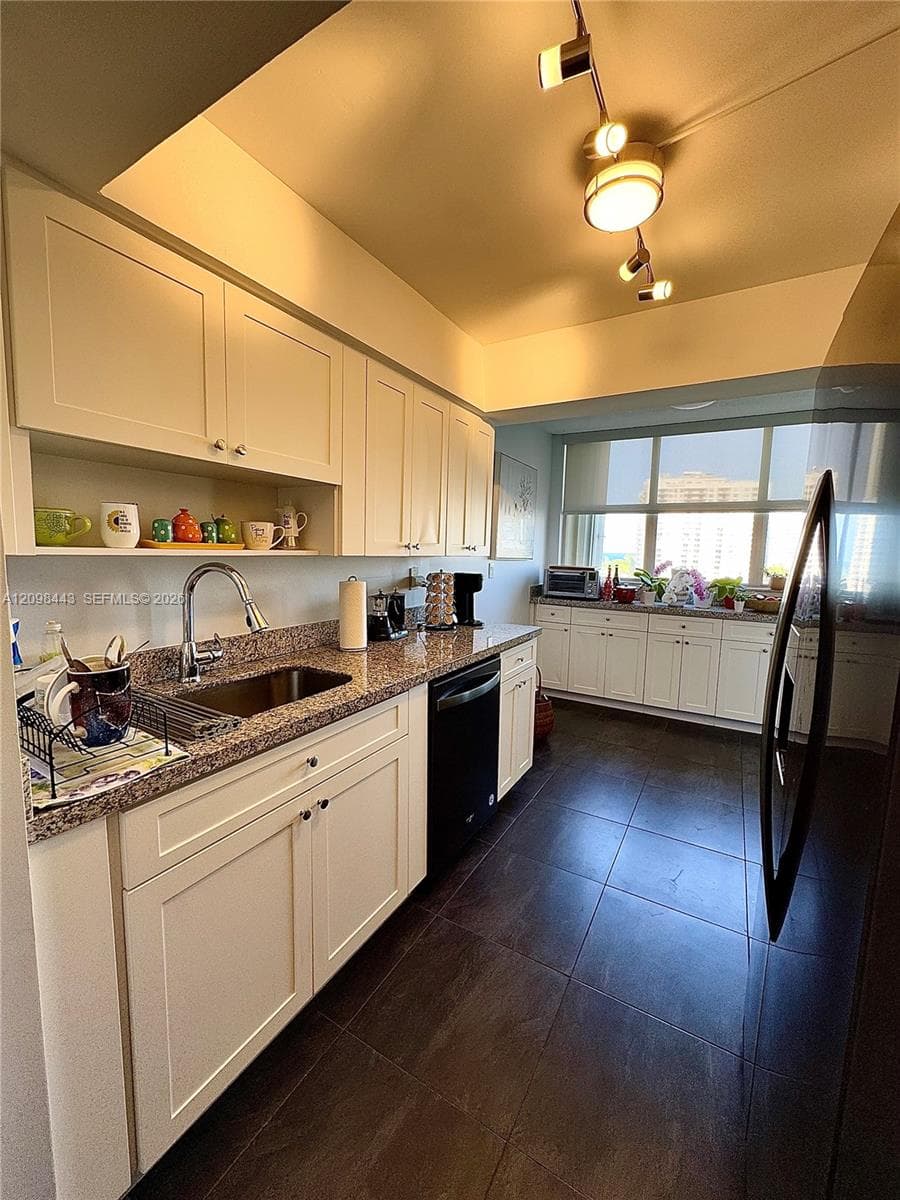 100 Golden Isles Dr 806 photo 23
