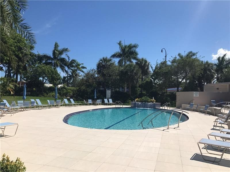 1427 E Hillsboro Boulevard Apt 528 photo 23