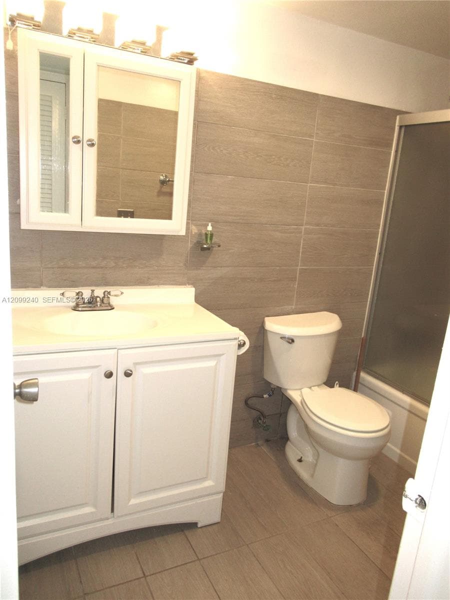 581 Blue Heron Dr 309-B photo 3
