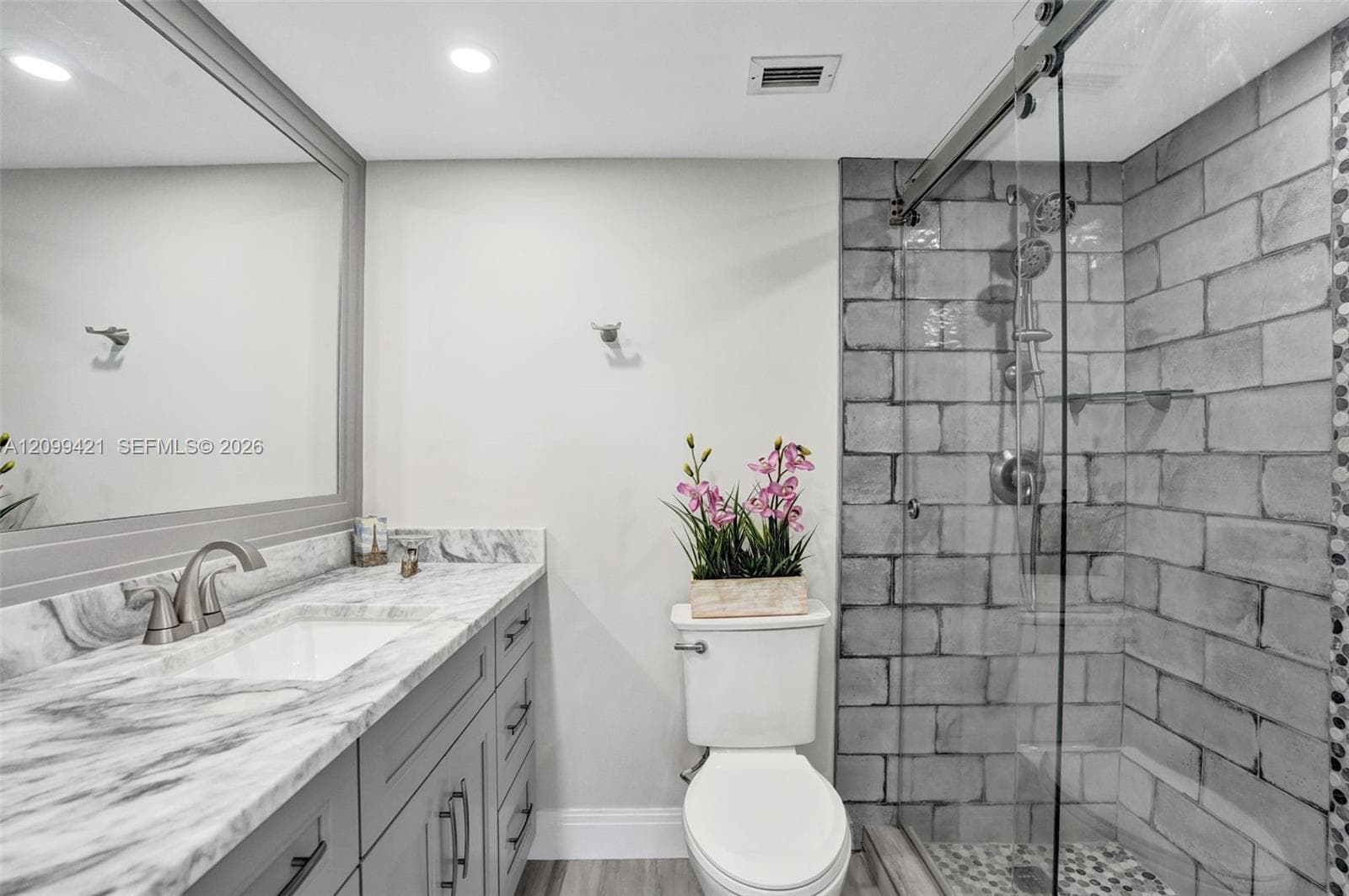 2639 N Riverside Dr 203 photo 17