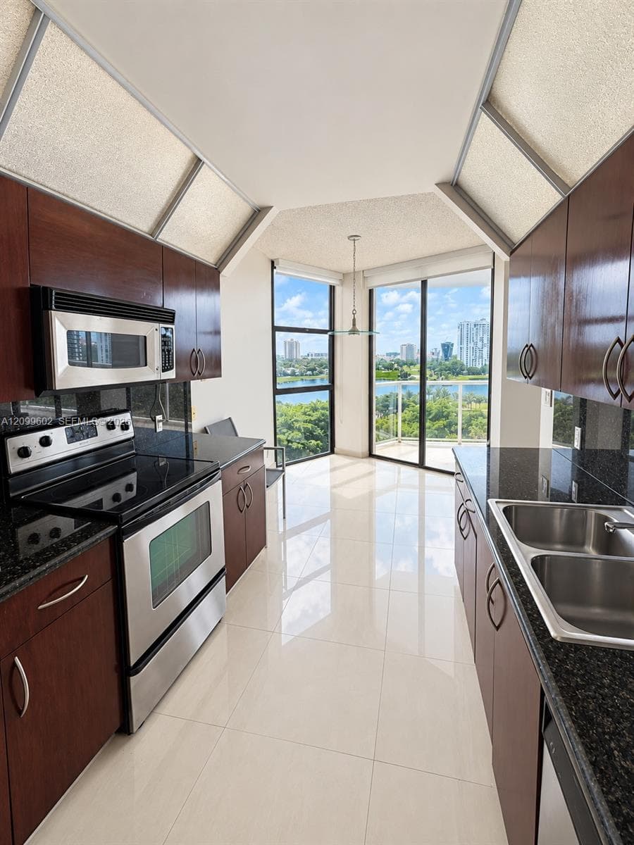 20281 E Country Club Dr 809 photo 5