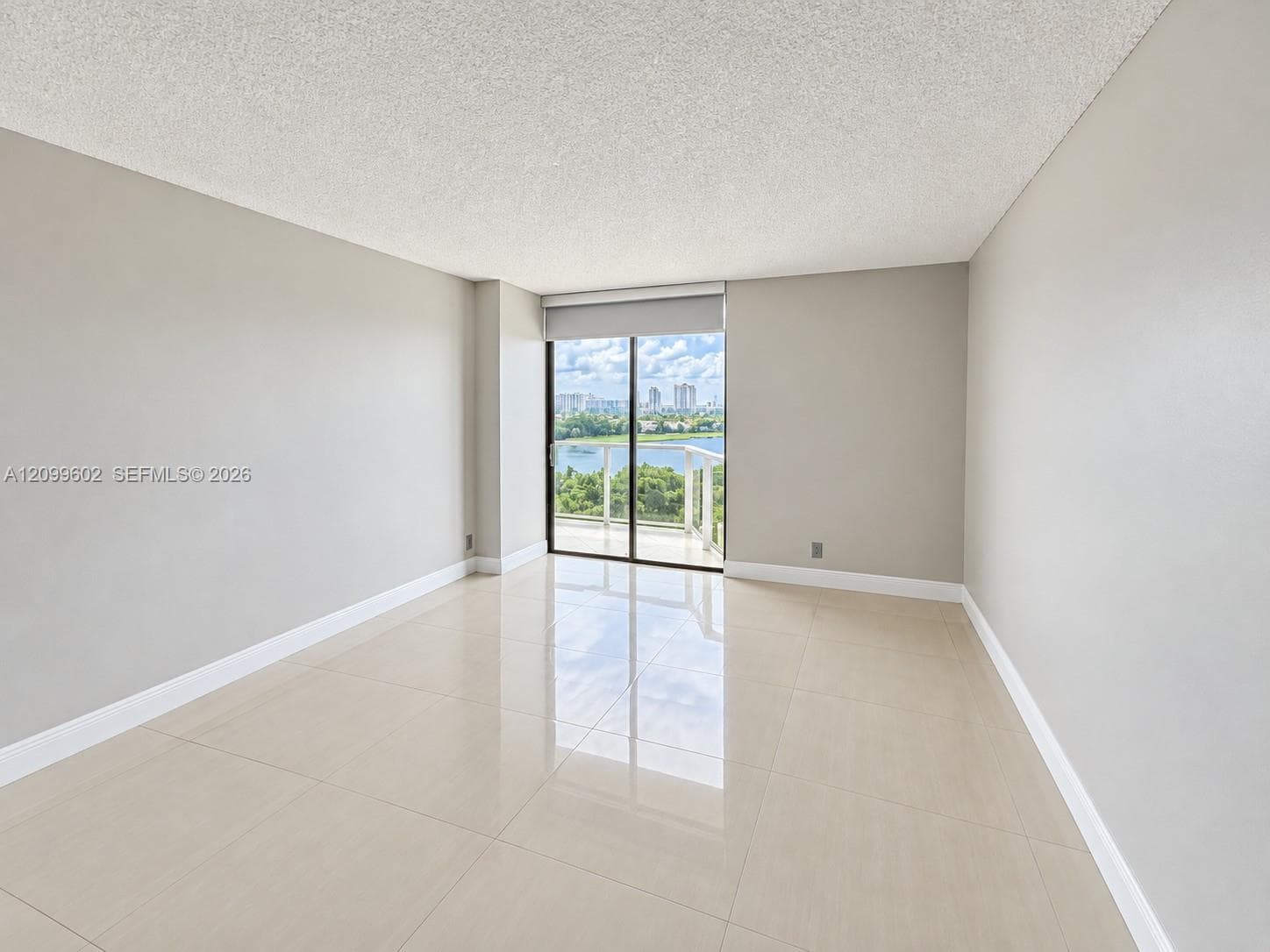 20281 E Country Club Dr 809 photo 10