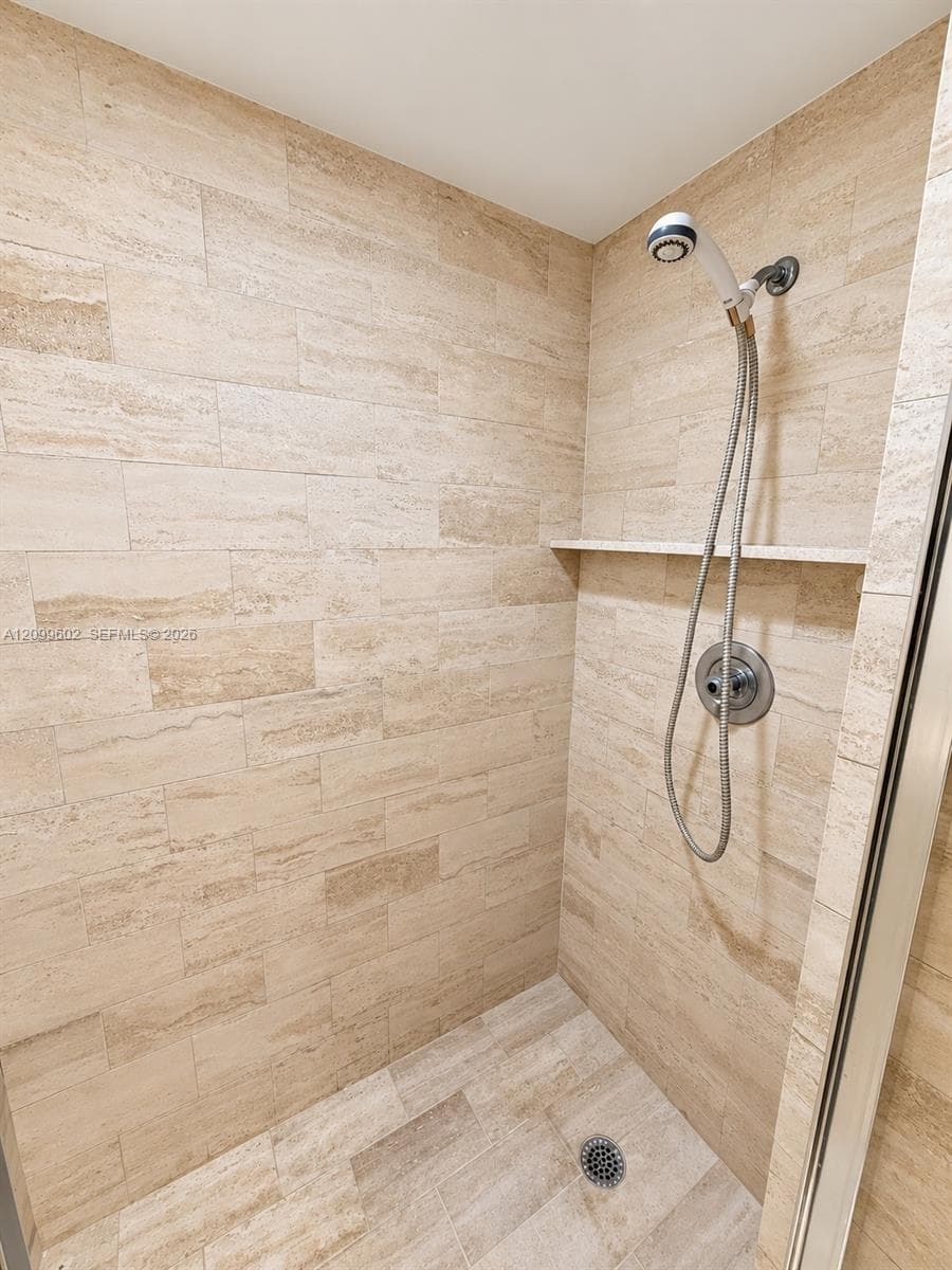20281 E Country Club Dr 809 photo 11