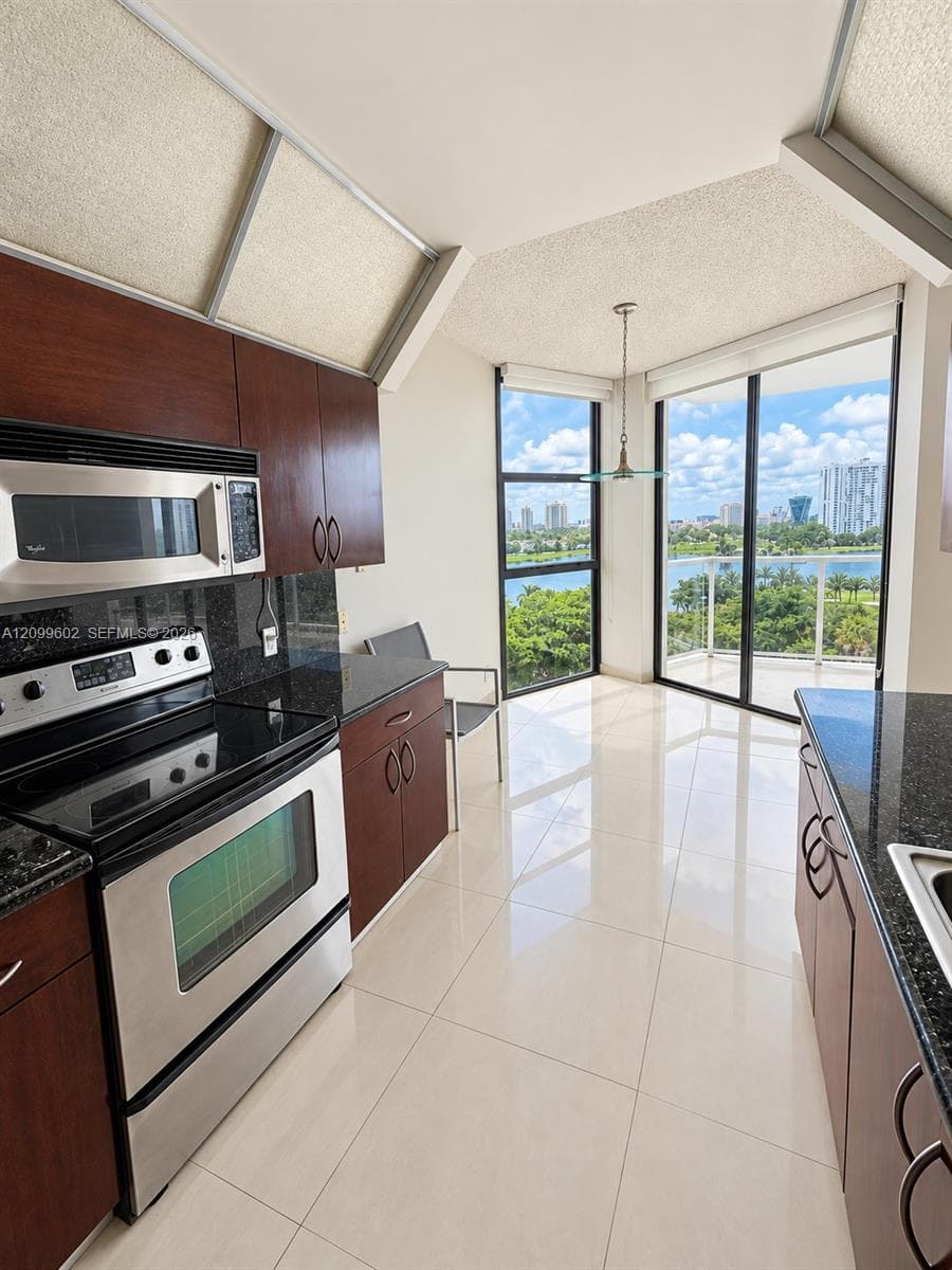 20281 E Country Club Dr 809 photo 4
