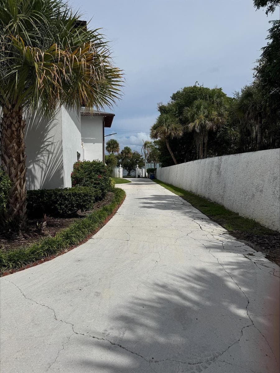 1009 S Indian River Drive photo 2