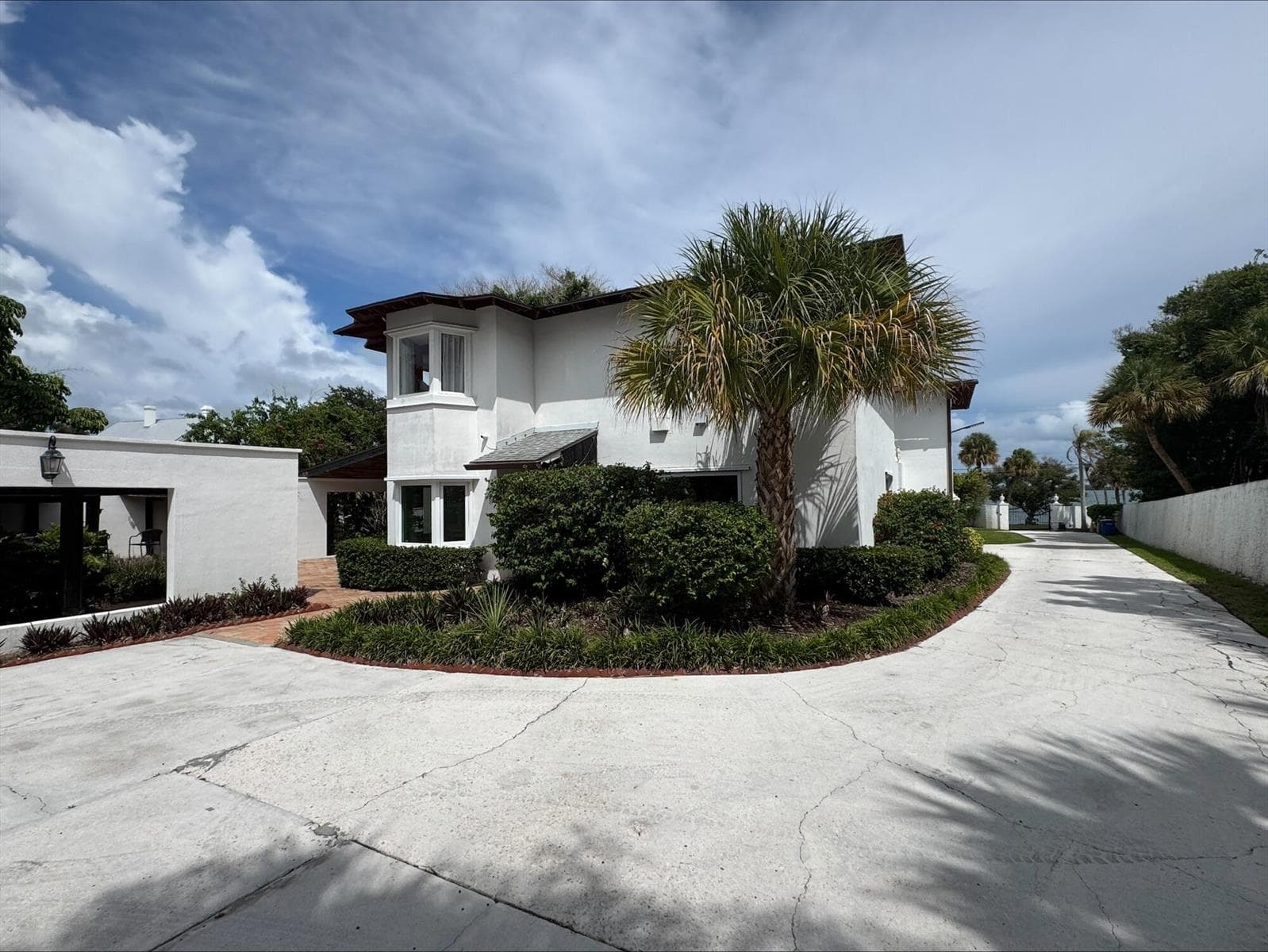 1009 S Indian River Drive photo 1