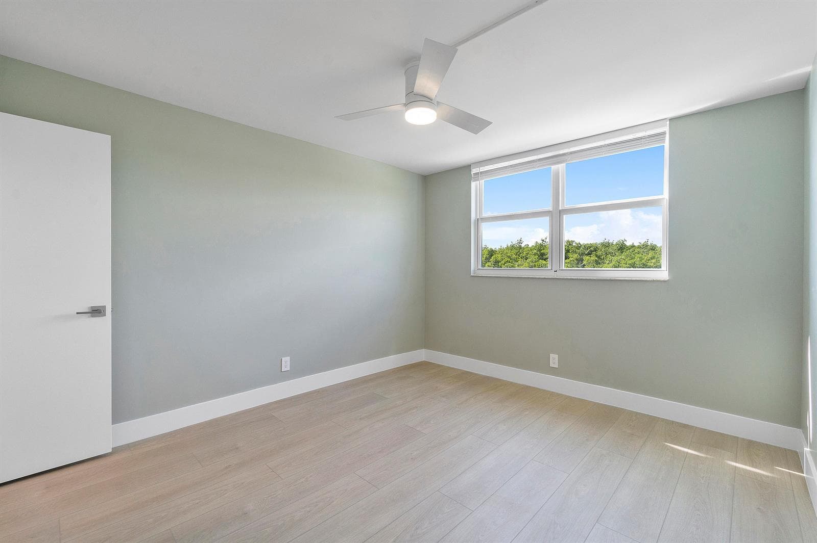 689 NE 6th Court photo 12