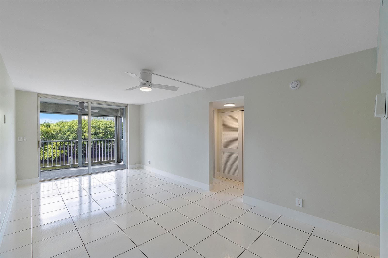 689 NE 6th Court photo 5