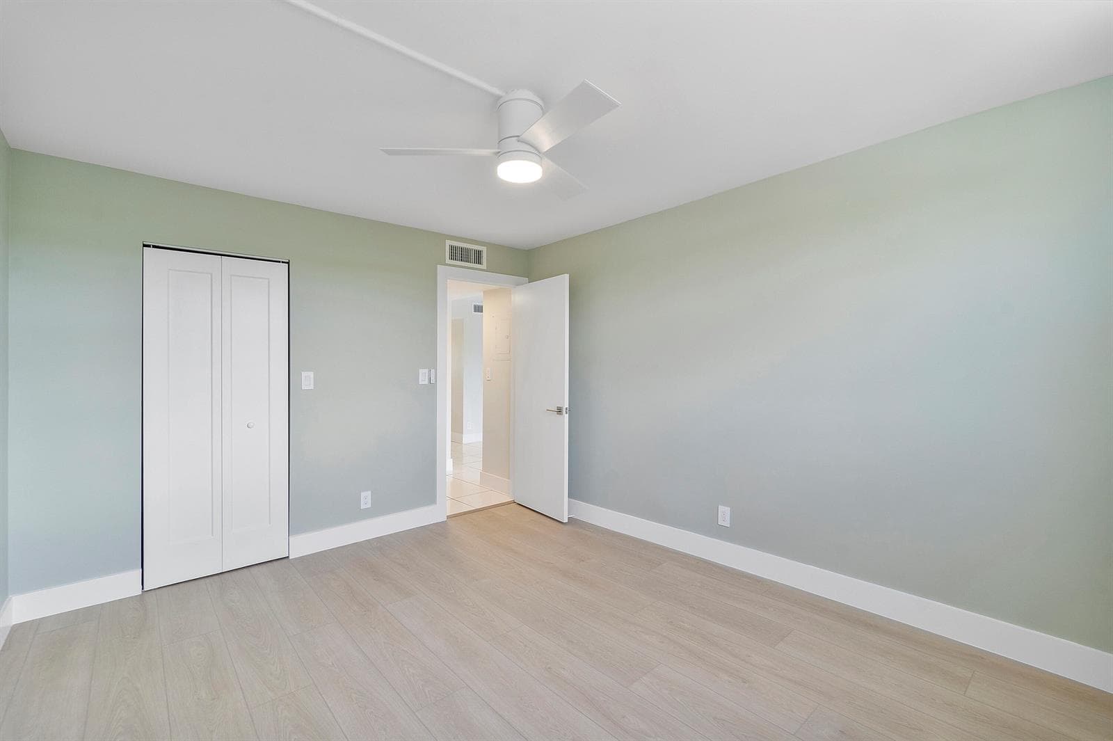 689 NE 6th Court photo 11