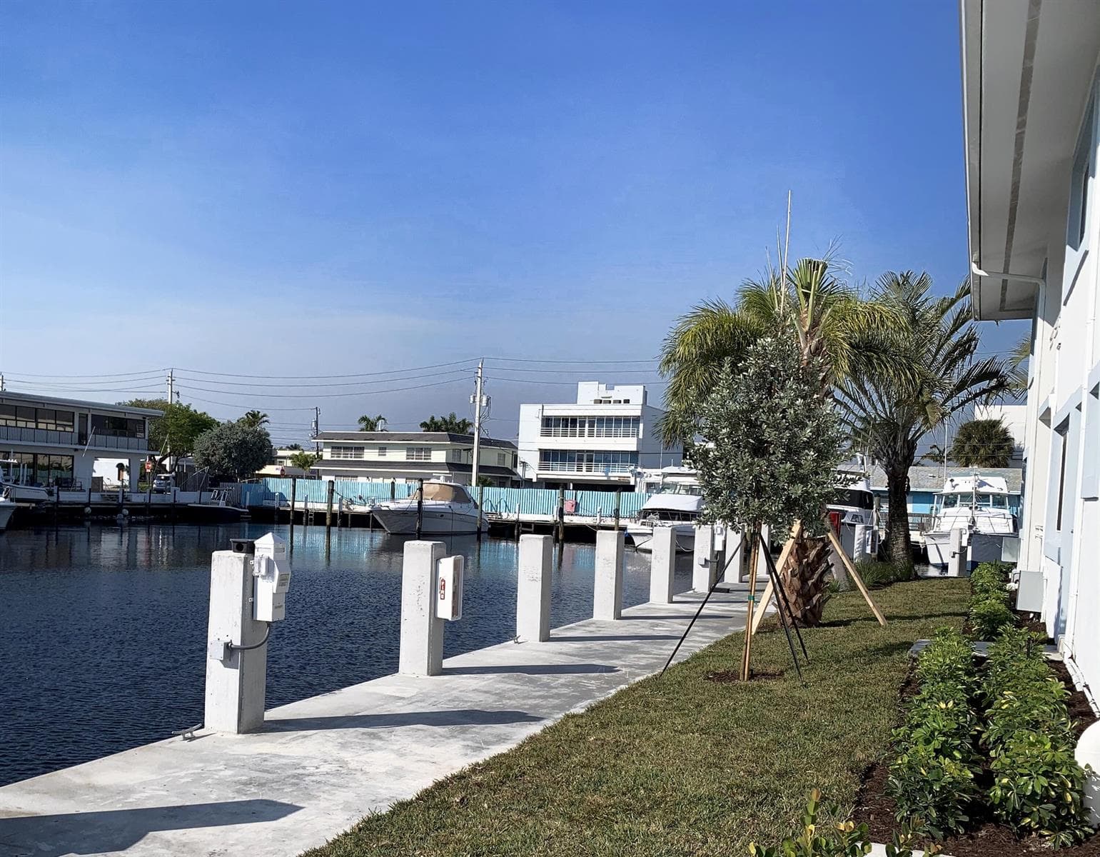 231 Marine Court 2 photo 2