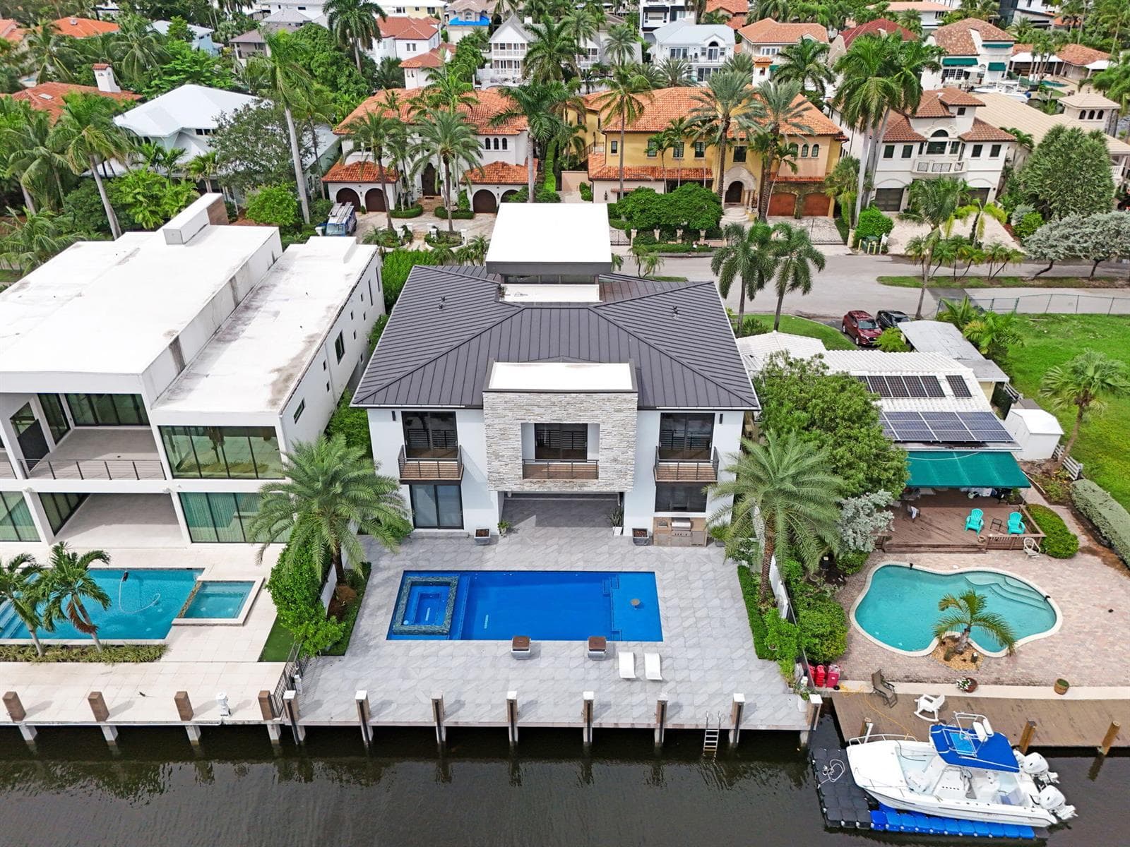 424 COCONUT ISLE Drive photo 1