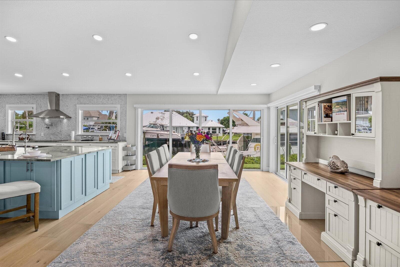 122 Queen Frederika Court photo 13