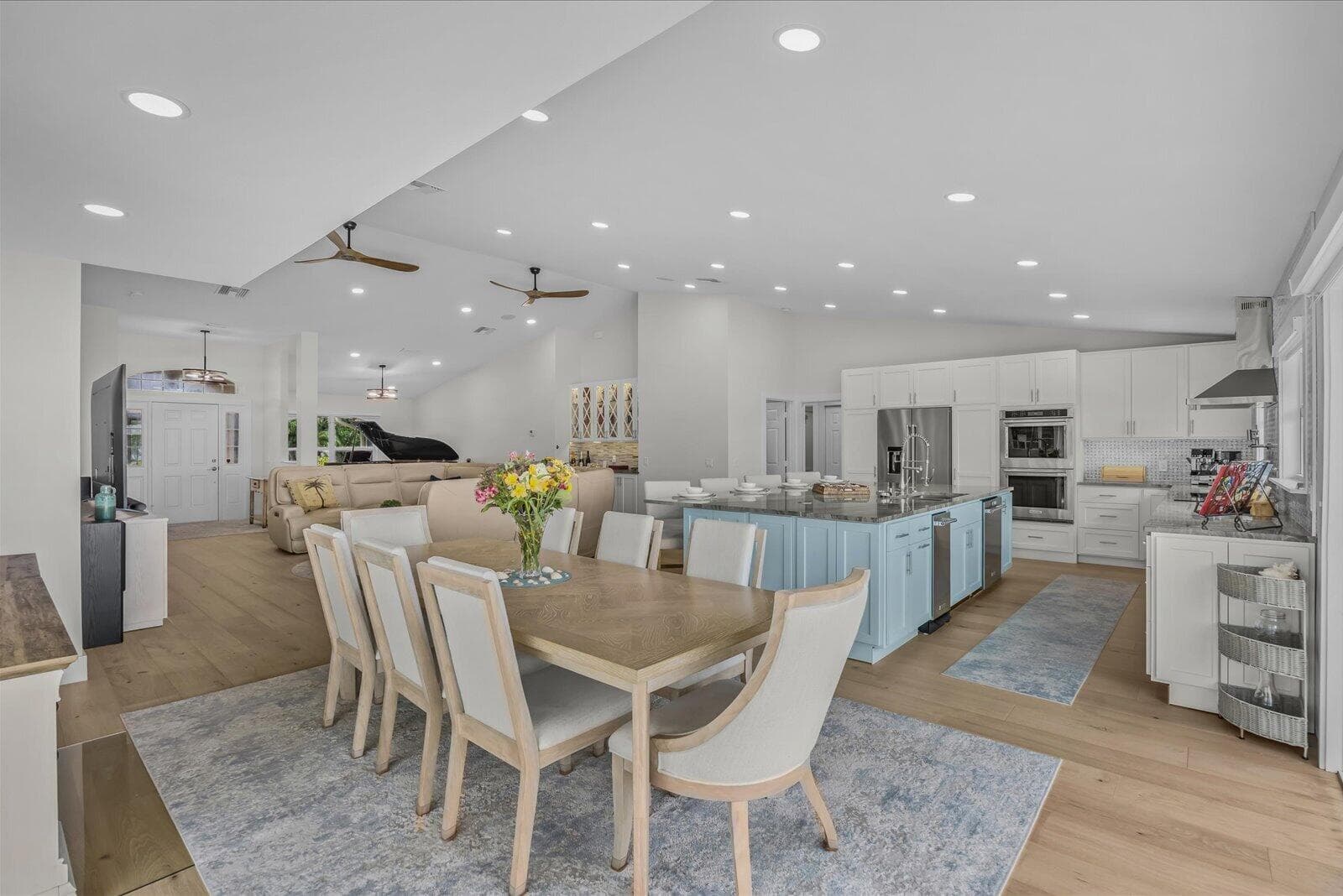 122 Queen Frederika Court photo 16