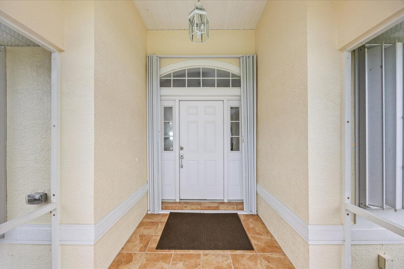 122 Queen Frederika Court photo 5
