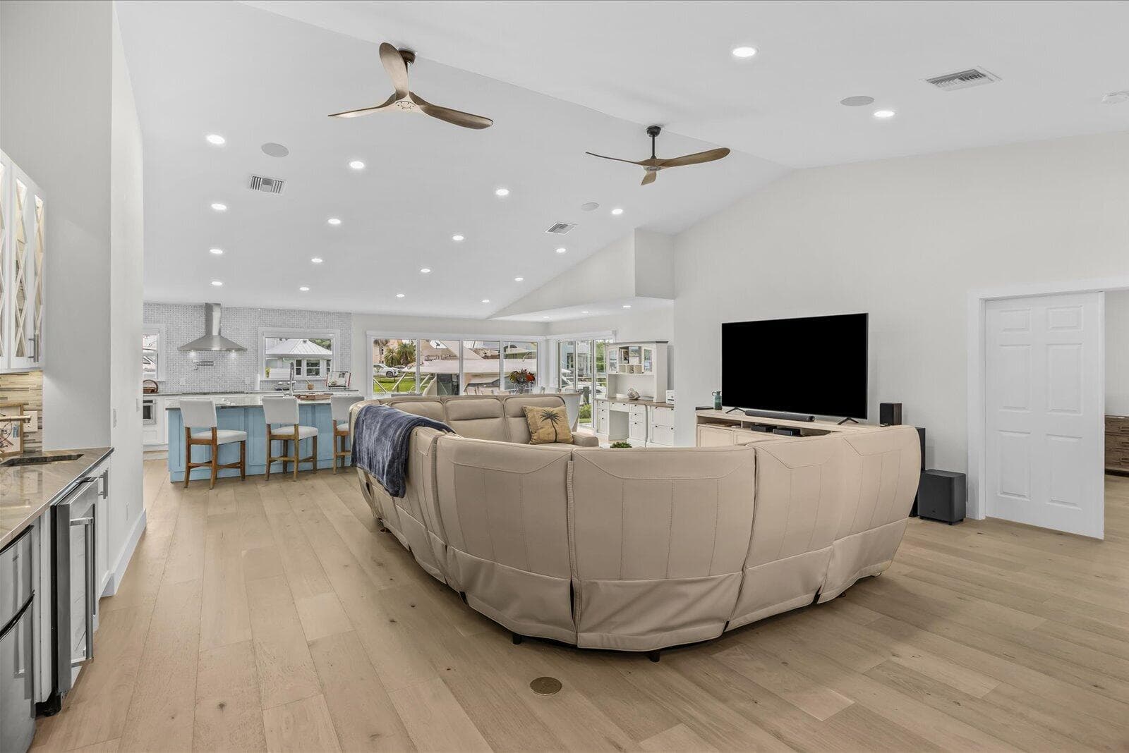 122 Queen Frederika Court photo 10