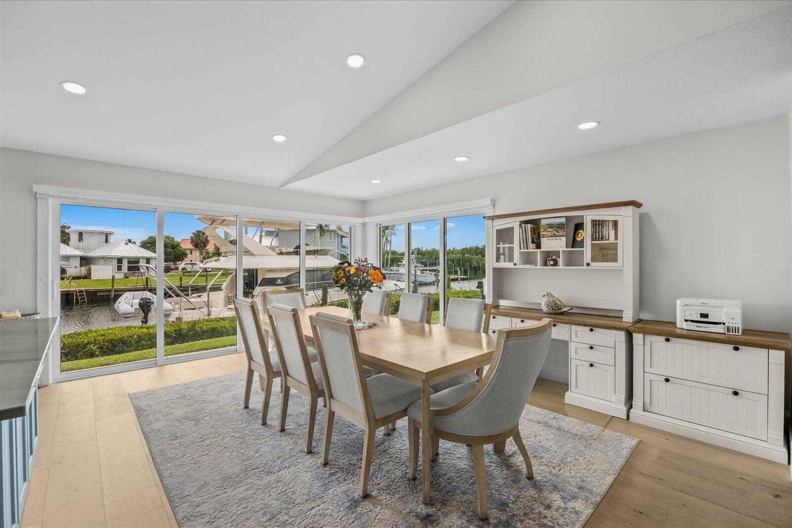 122 Queen Frederika Court photo 14