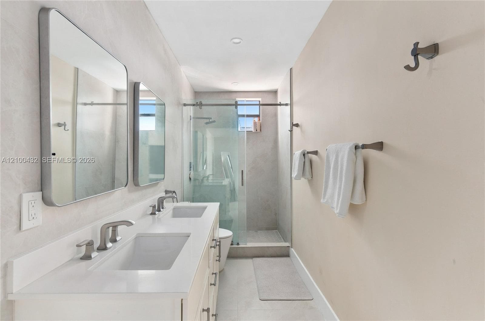 2500 PARKVIEW DR 301 photo 17