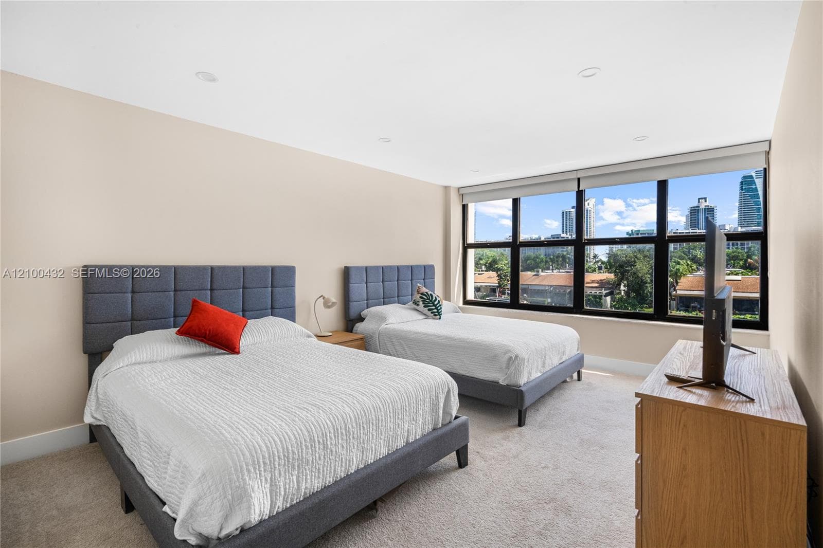2500 PARKVIEW DR 301 photo 18