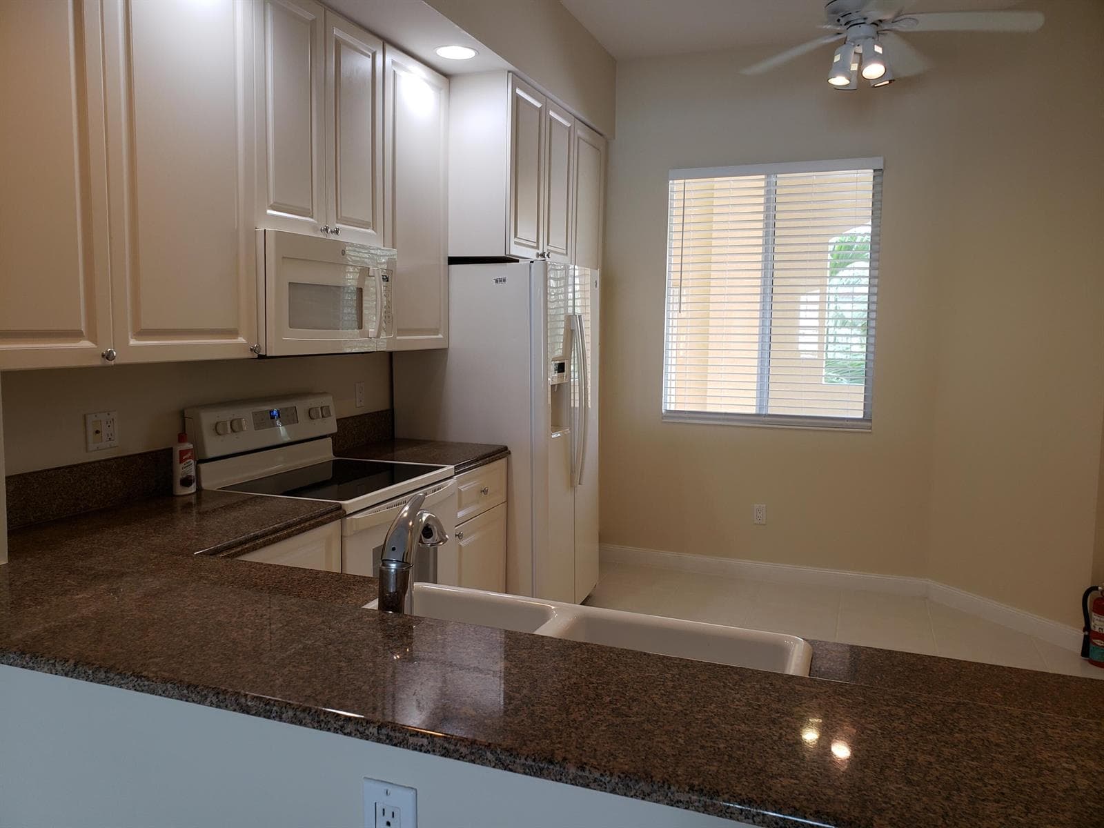 11 HARBOUR ISLE Drive W 201 photo 5