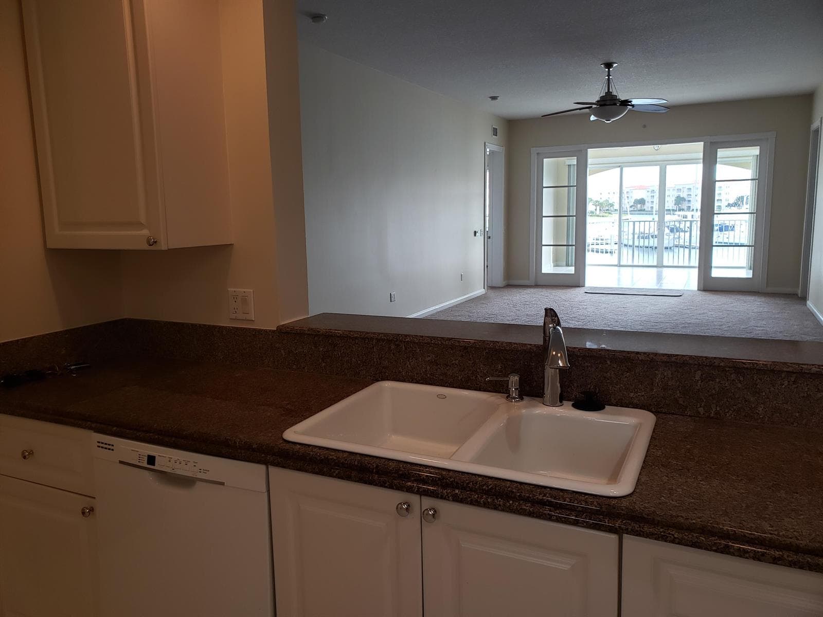11 HARBOUR ISLE Drive W 201 photo 4