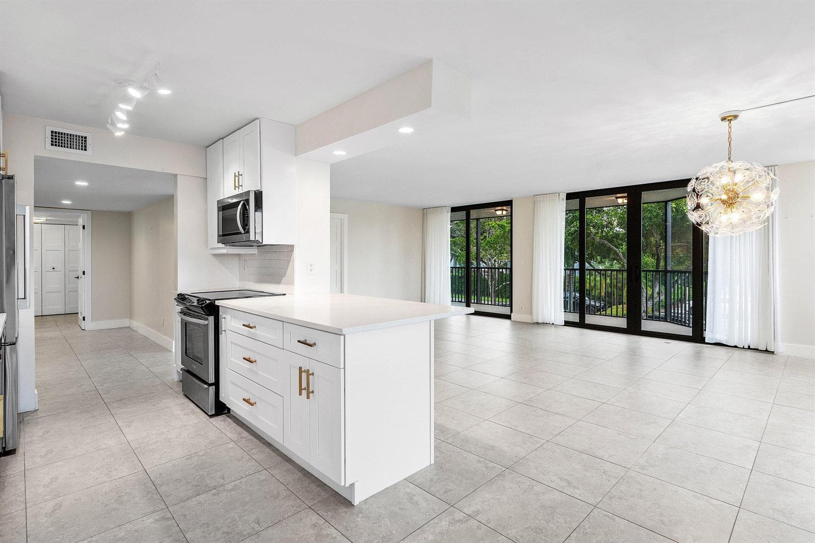 800 JEFFERY Street 201 photo 1