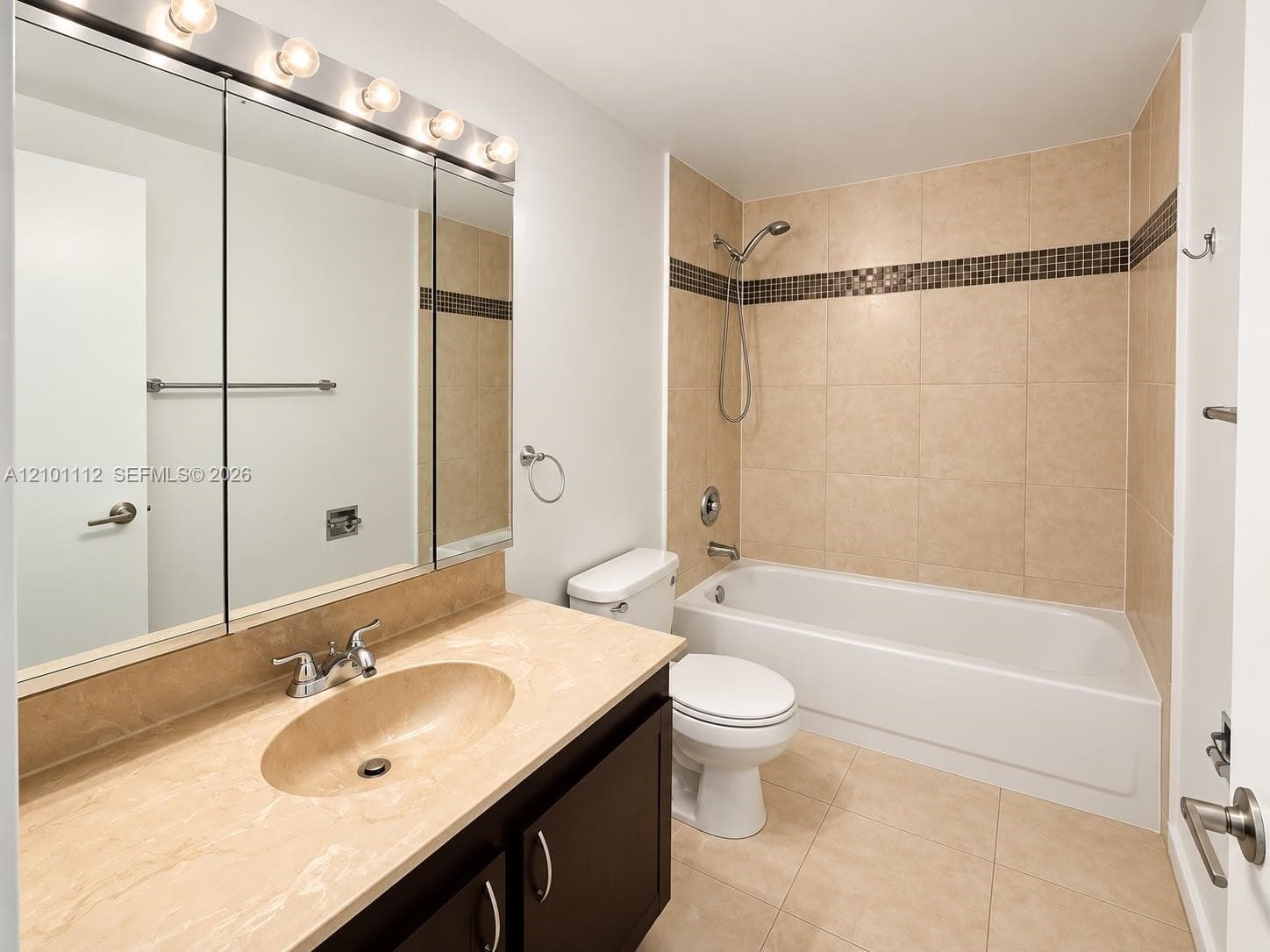 2500 Parkview Dr 307 photo 4