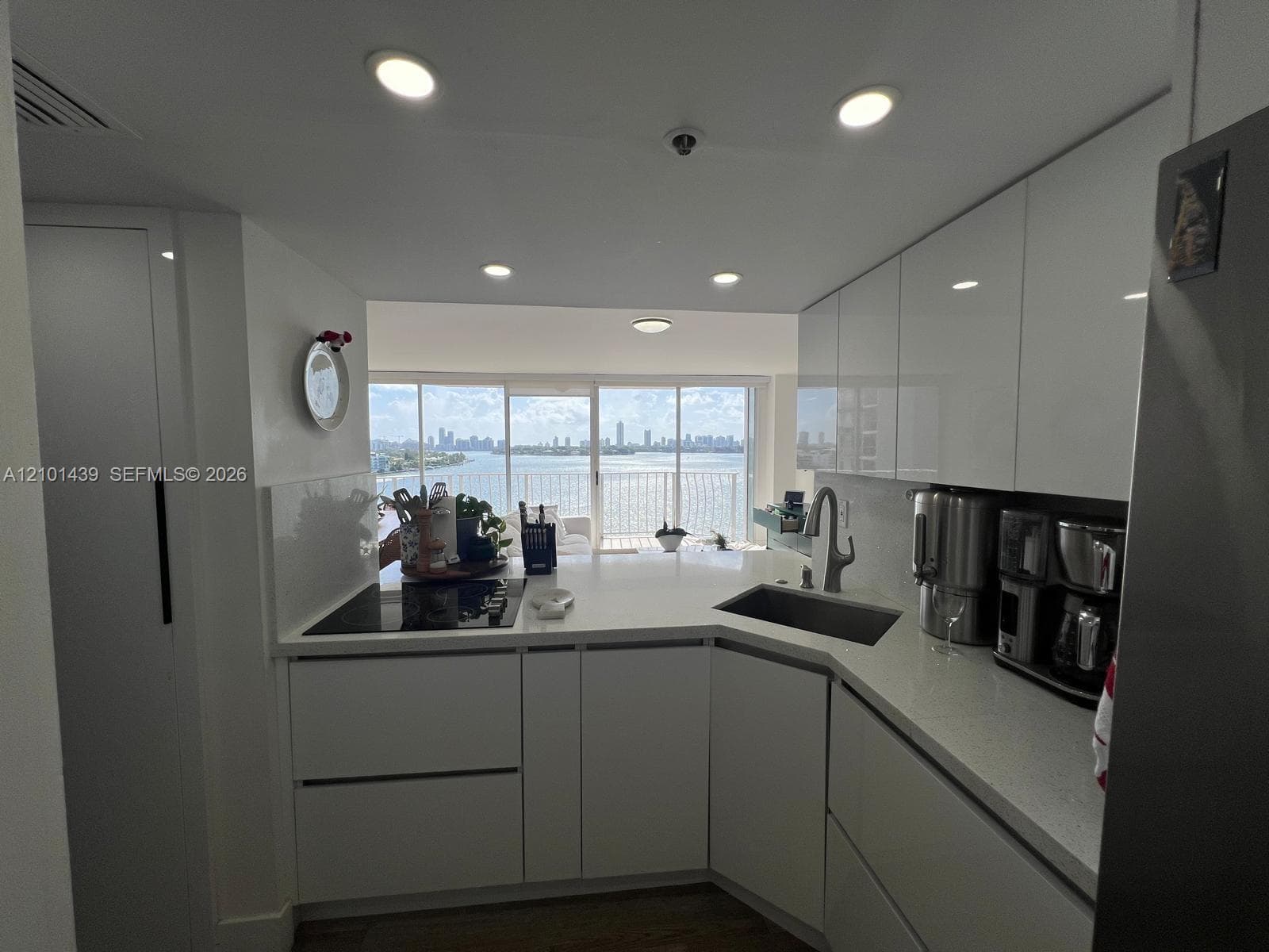 7601 E Treasure Dr 1107 photo 4