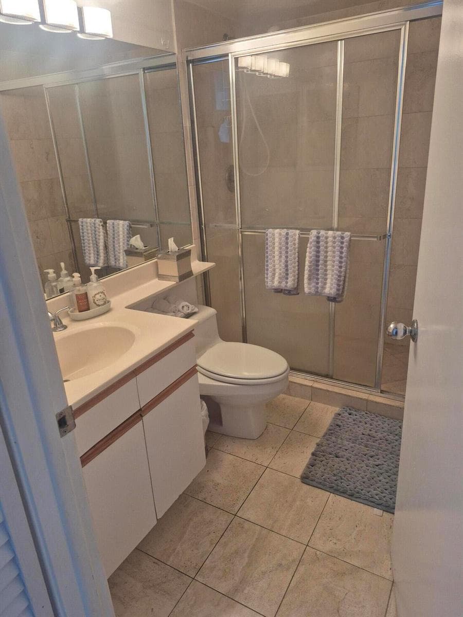 3600 MYSTIC POINTE Drive 1202 photo 17