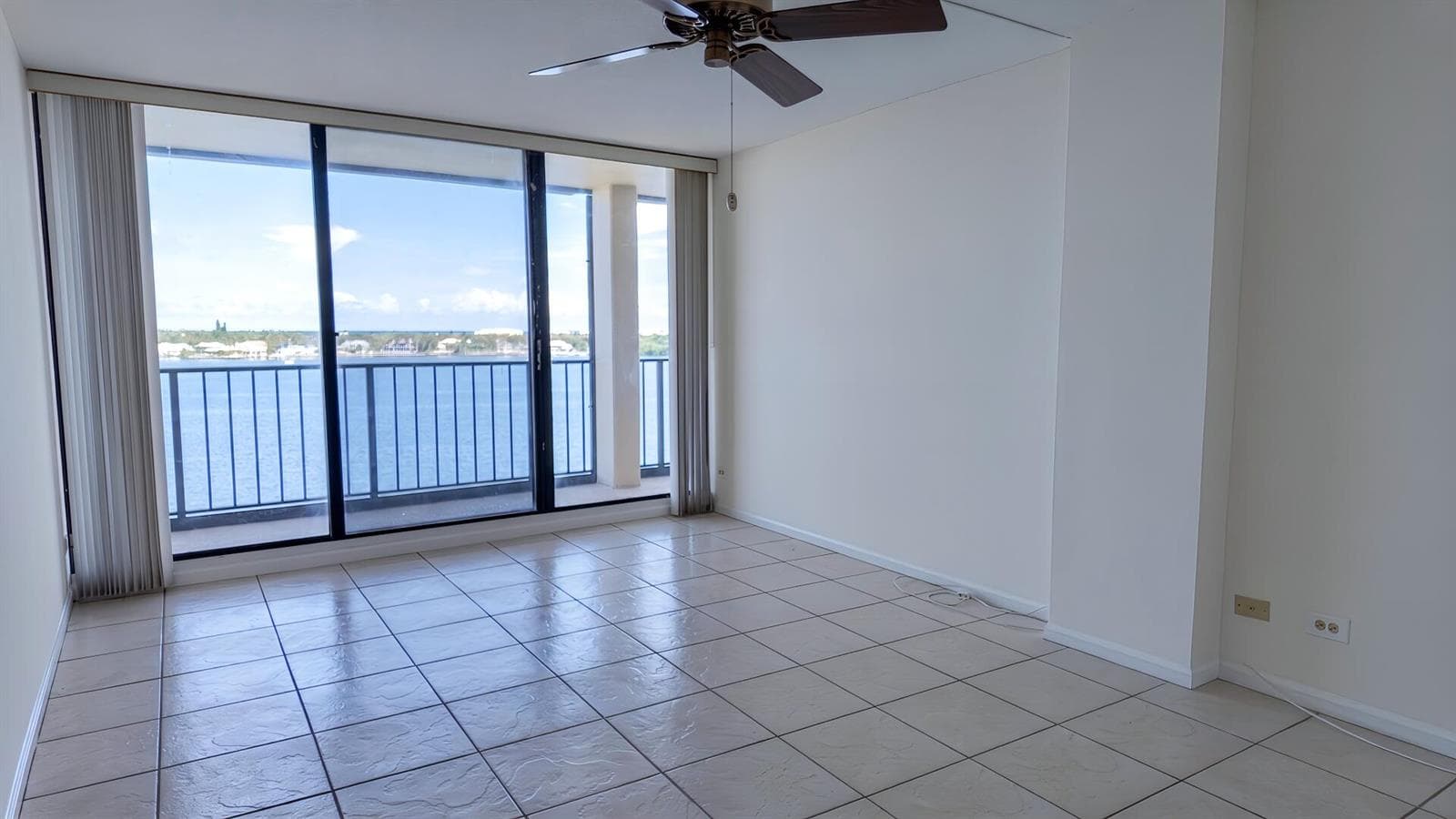 130 Lakeshore Drive 821 photo 15