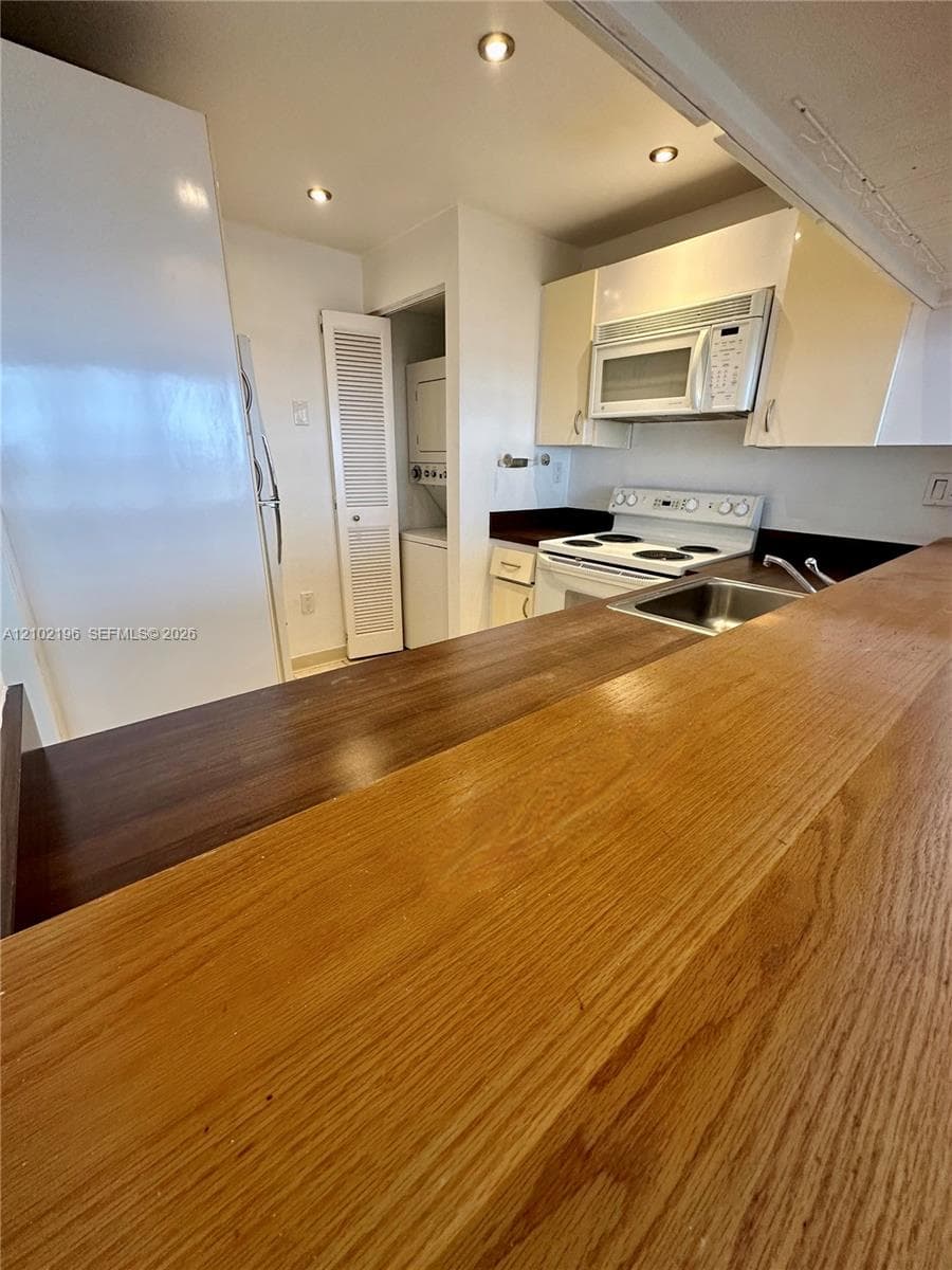 600 NE 36th St 2015 photo 2