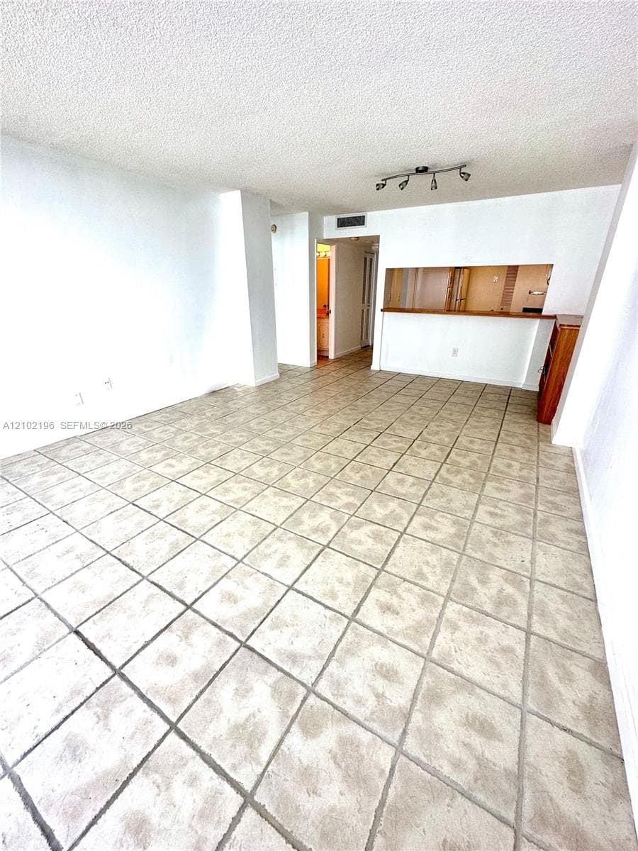 600 NE 36th St 2015 photo 6