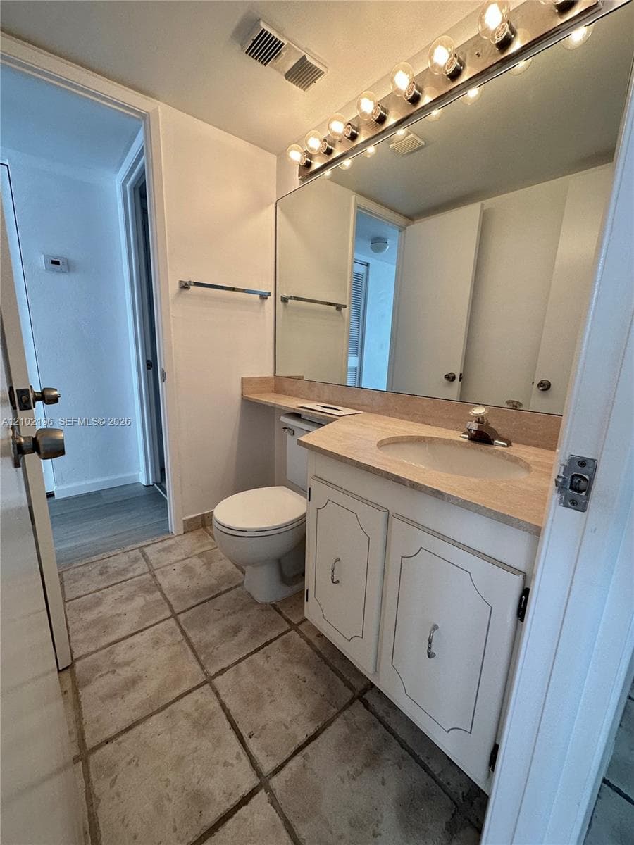 600 NE 36th St 2015 photo 17