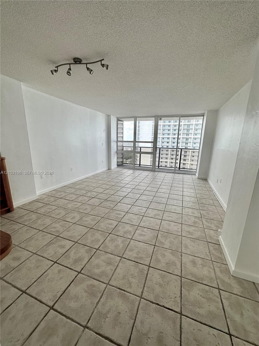 600 NE 36th St 2015 photo 16