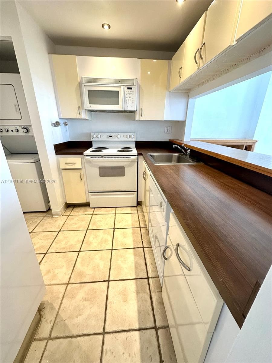 600 NE 36th St 2015 photo 7