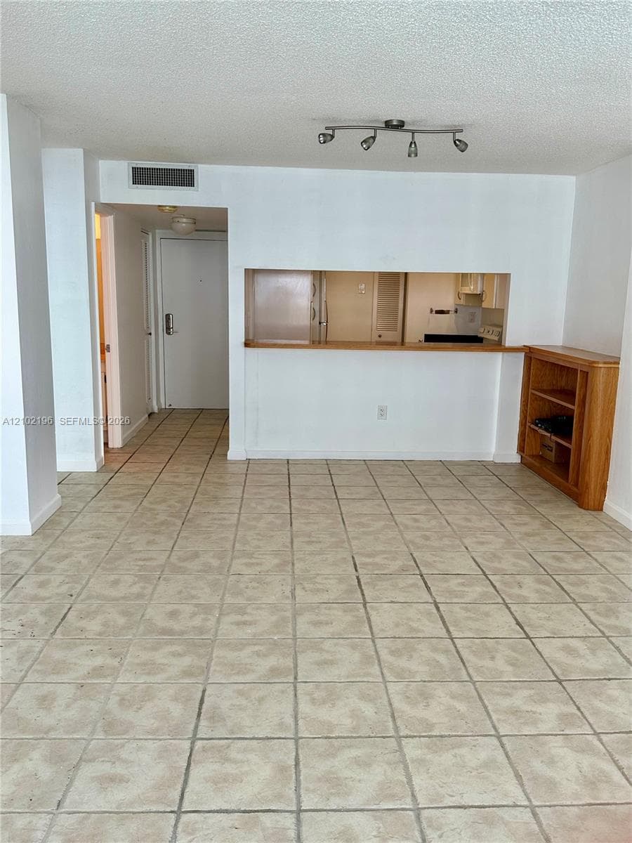 600 NE 36th St 2015 photo 5