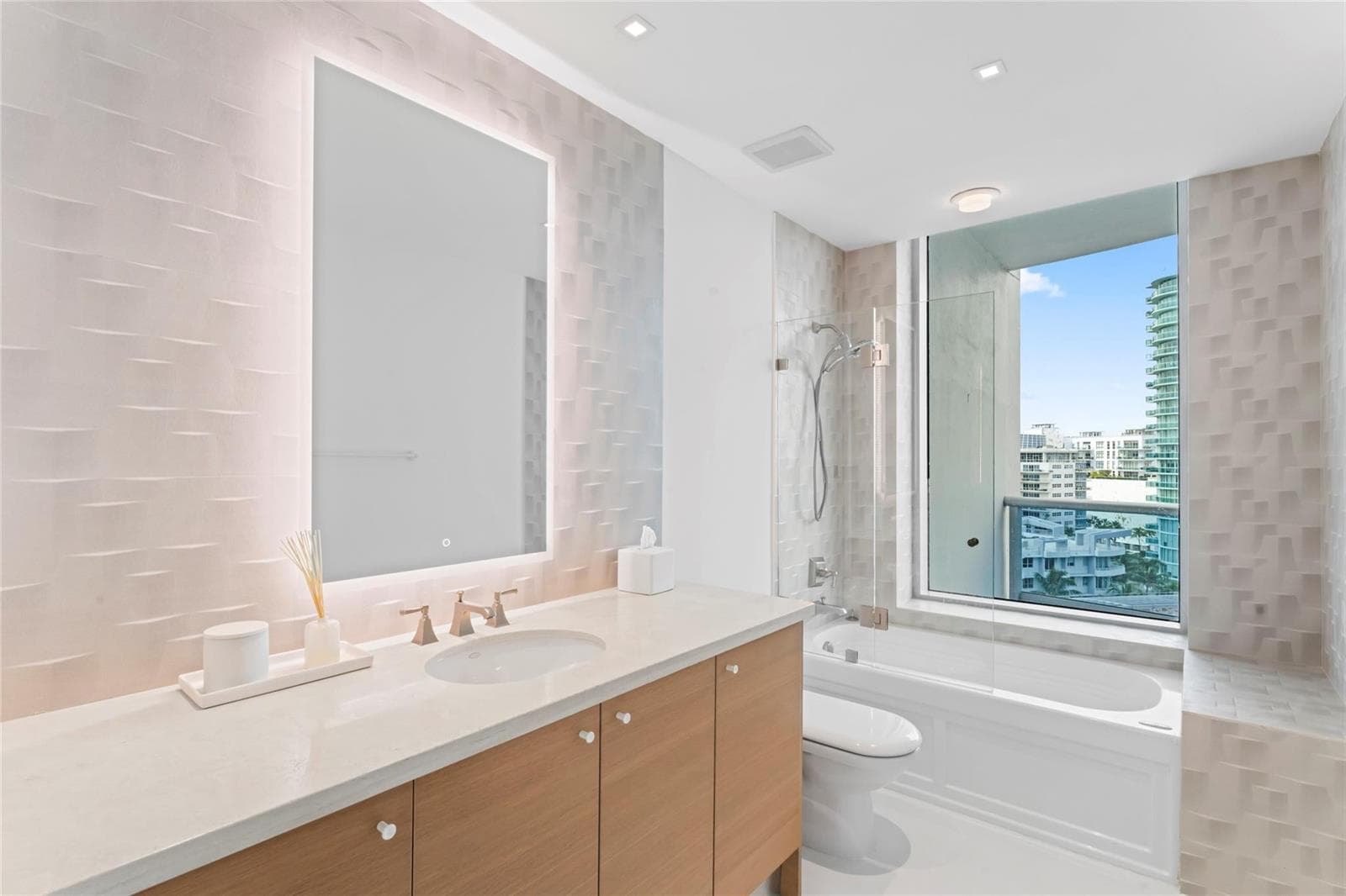 5959 COLLINS Avenue 1203 photo 25