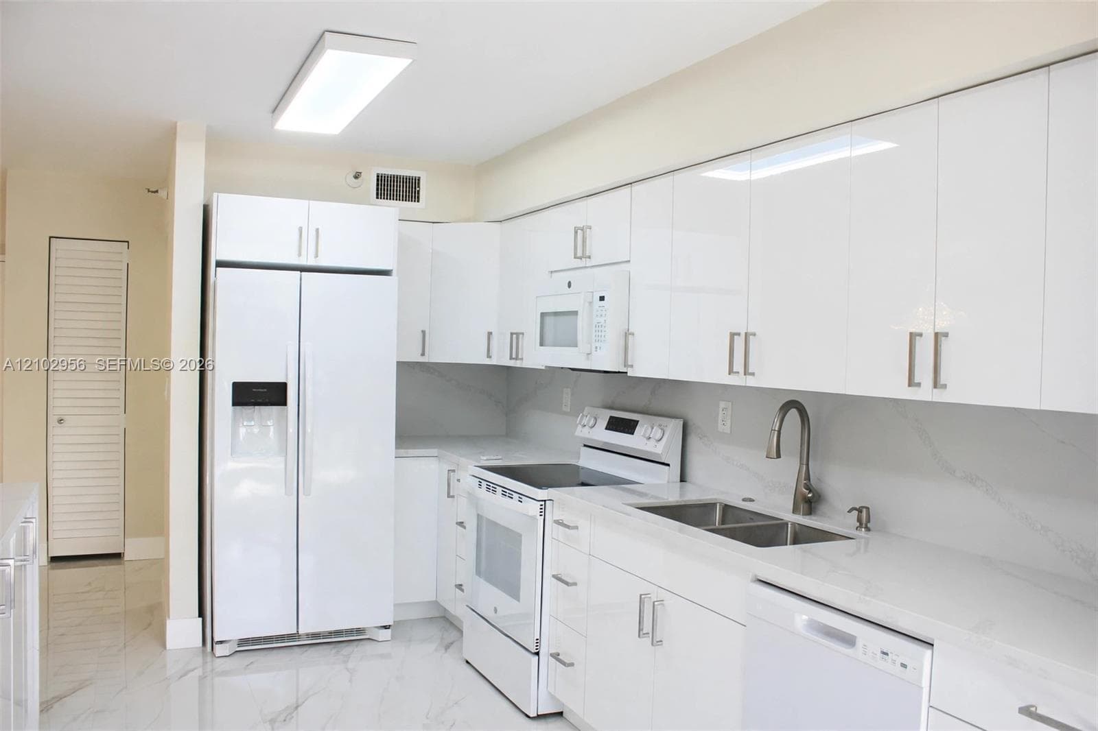 19101 NE 36th Ct 302 photo 6