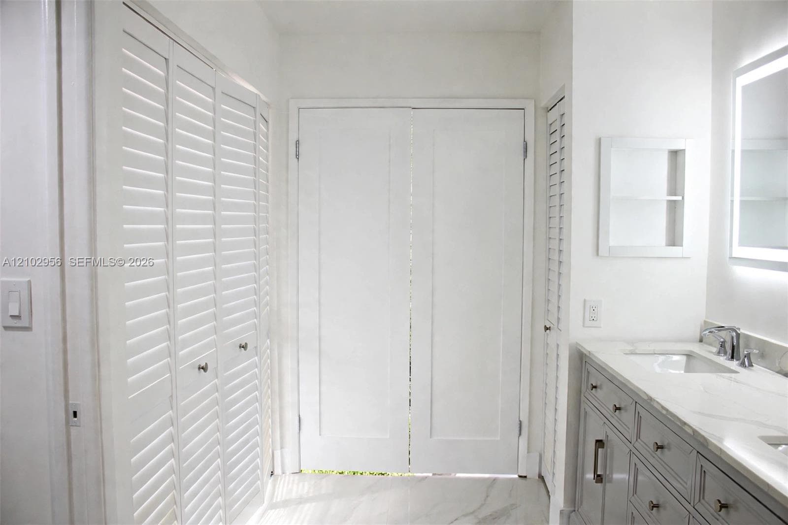 19101 NE 36th Ct 302 photo 12