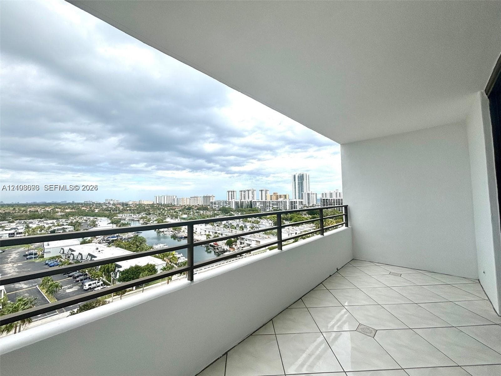2500 Parkview Dr 1208 photo 2