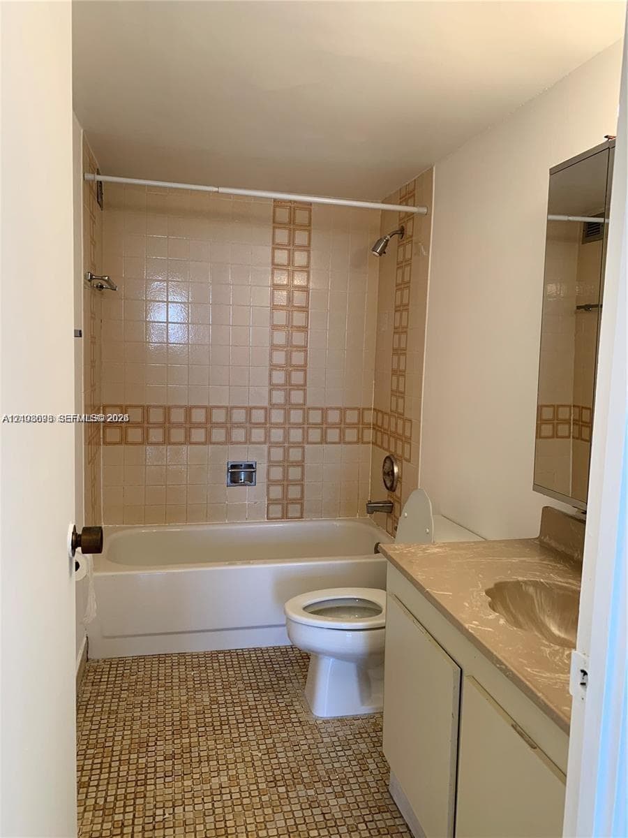 2500 Parkview Dr 1208 photo 10