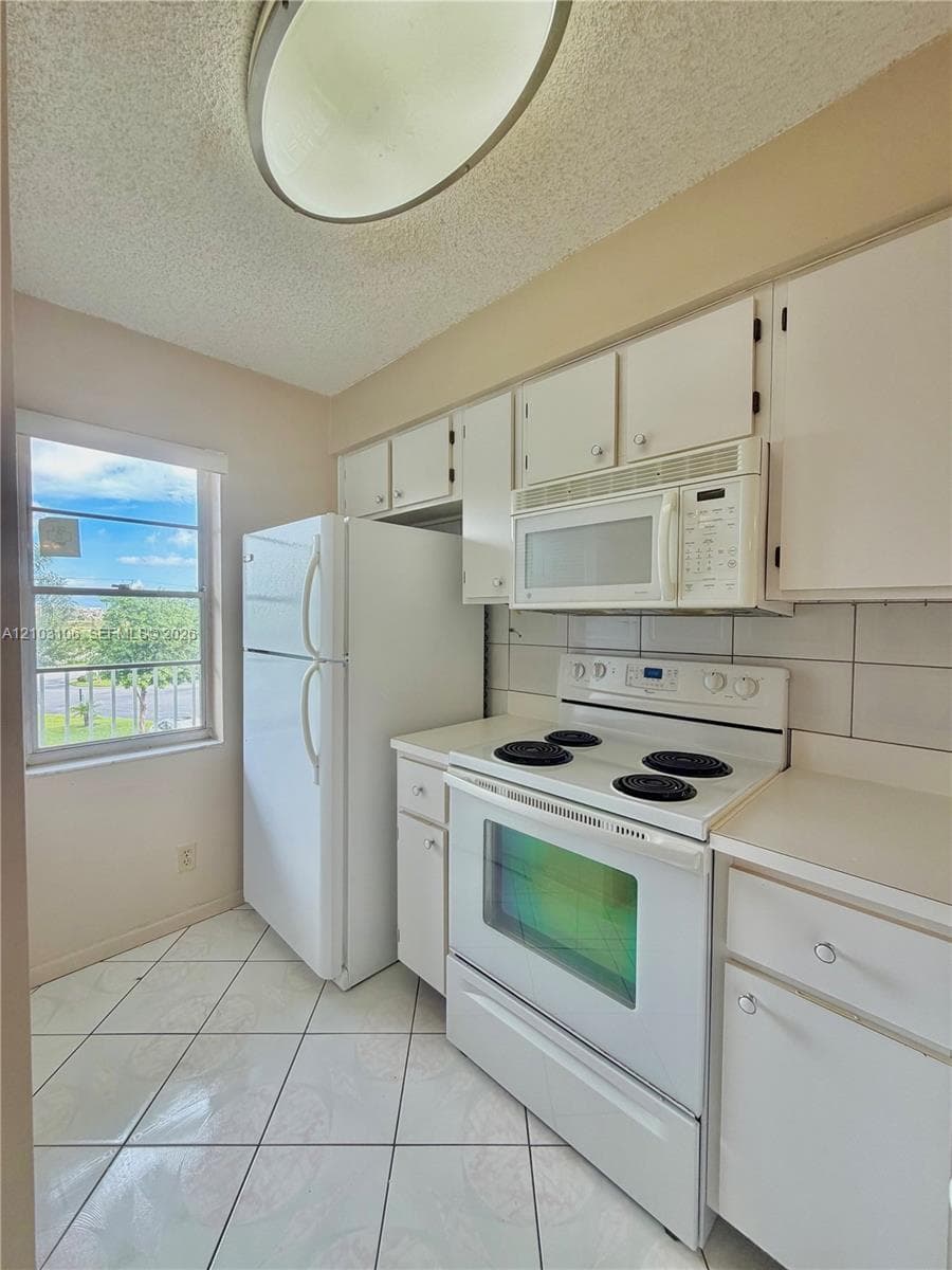 2230 N Cypress Bend Dr 308 photo 4
